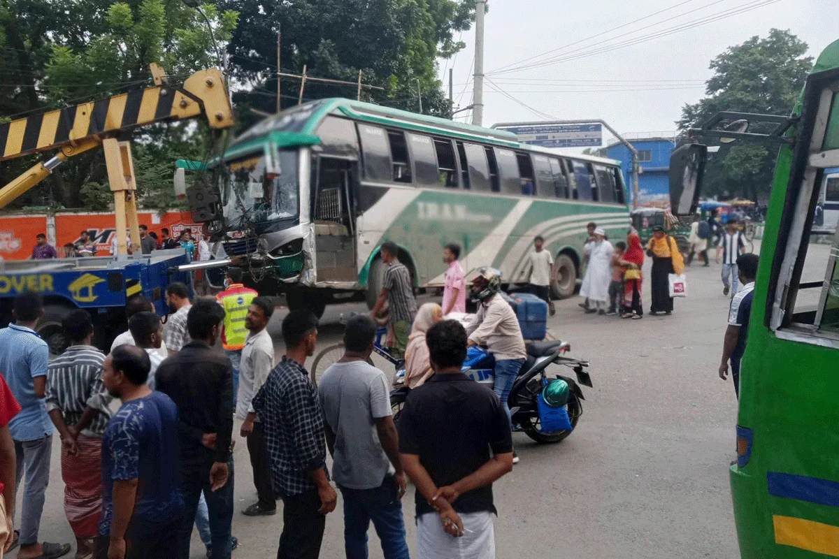 নিয়ন্ত্রণ হারিয়ে পথচারীদের চাপা দিয়ে ফুটপাতে উঠে গেল বাস, নি...