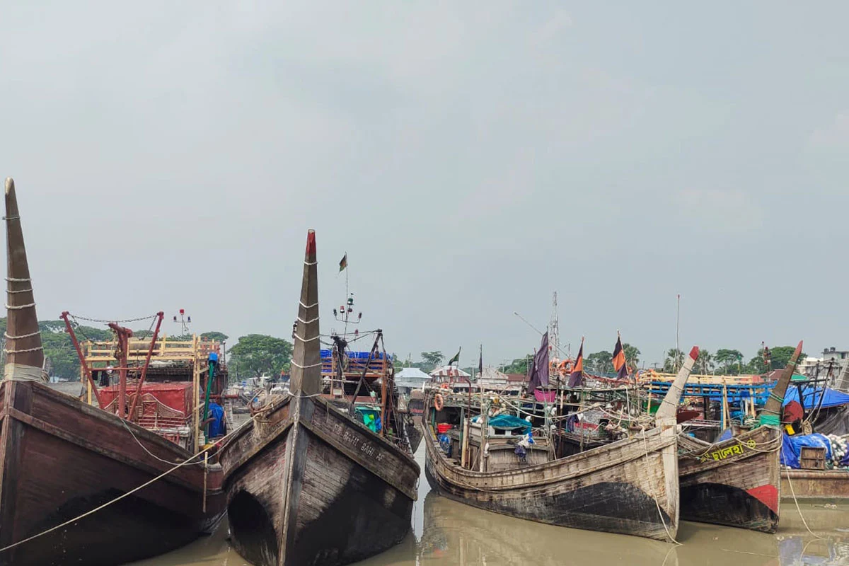 ইলিশের ভরা মৌসুম, বরফ সংকটে সাগরে যেতে পারছে না শত শত ট্রলার
